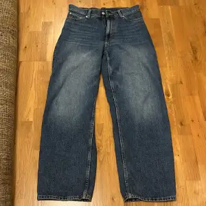 Baggy jeans, som ska vara mellan till lågmidjade. Säljer då de var alldeles för långa och satt för högt i midjan på mig som är 158cm. 