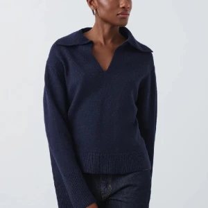 Stickad tröja - Stickad tröja från Gina Tricot med slit på armarna. Använd en gång och är slutsåld.  Mitt pris 400kr❤️