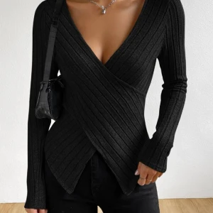 Svart ribbad tröja  - Inga hål eller fläckar, skriv dm för frågor eller bilder 