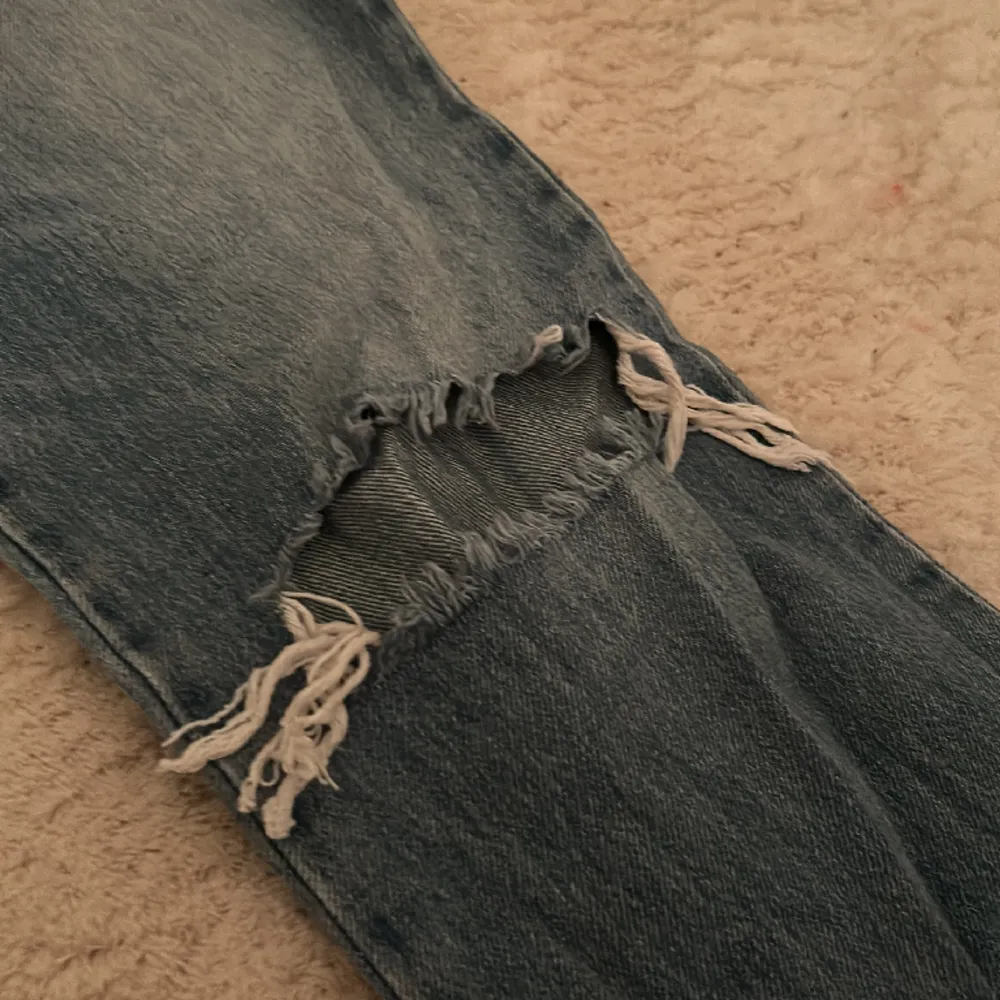 Blåa jeans med hål vid knäna, straight fit och hög midja💞. Jeans & Byxor.