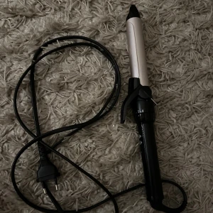 Locktång - Säljer denna locktången! Använd men tvättad och alla funktioner/ knappar fungerar perfekt. 