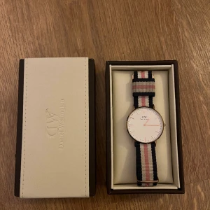 Klocka Daniel Wellington  - Jättefin klocka från Daniel Wellington, klockan är i jättefint skick, armbandet är använt men fortfarande i väldigt fint skick. Armbandet går även att byta ut om man vill. Köpt för 1399kr🩷