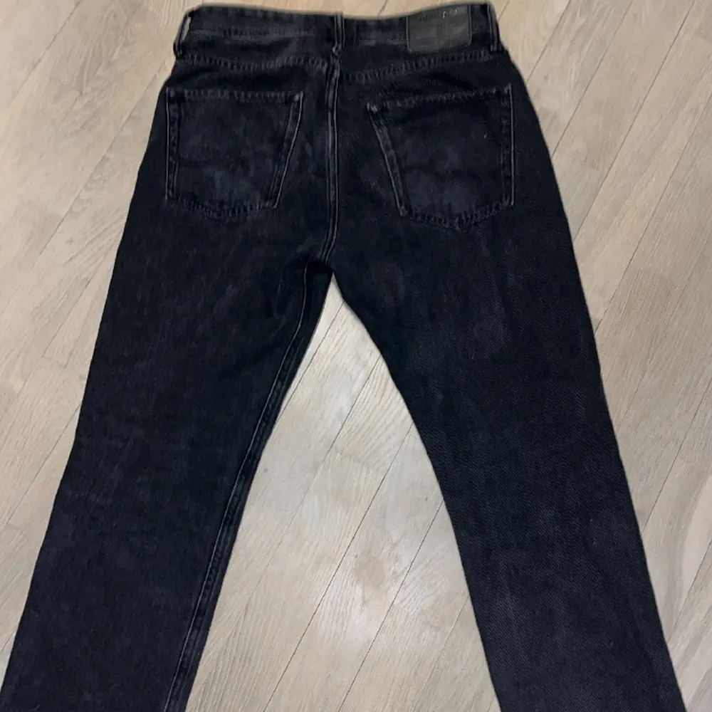 Ett par jack and Jones jeans i en tvättad svart färg. Skick 8/10  Modellen heter loose/chris. Jeans & Byxor.