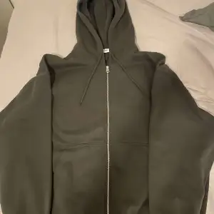 Helt oanvänd zipup hoodie i storlek L, färg dark grey från weekday. 