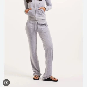 Juice couture sett, grå, strlk M - Säljer mitt gråa juicy couture set i nyskick. Använt vid fåtal tillfällen. Både kofta och mjukisbyxor i strlk M. Priset avser hela dressen men kan diskuteras vid snabb affär. 