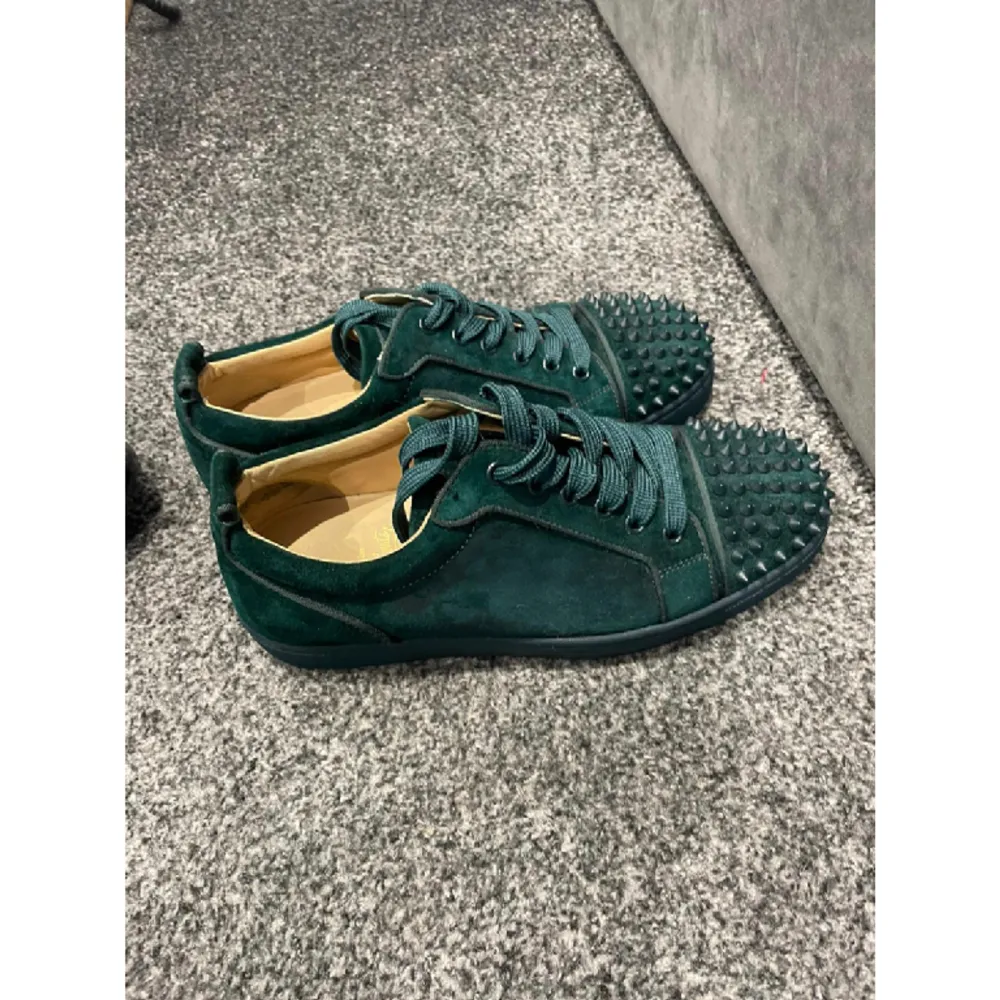 Säljer nu mina tvärfeta Gröna Christian Louboutin skor i storlek 40. De är i nyskick, med knappt några tecken på användning. Nypris 7000kr. Vid intresse kan jag skicka fler bilder och priset kan diskuteras. Skor.
