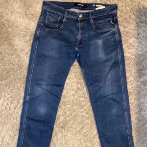 Replay anbass jeans - Ett par fett Replay anbass jeans — storlek W32 L32 — bra skick — säljer för kommer inte till användning — nypris ca 1800 — mitt pris 549 — modellen 180 väger 68 kg — skriv om du har några funderingar😙