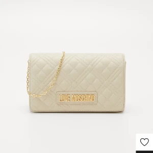 Love moschino väska - Säljer min love moschino väska. Knappt använd därav i nyskick. Pris kan diskuteras vid snabb affär. 