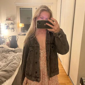 Grå jeansjacka  - Jättefin grå jeansjacka som inte kommer till användning längre!💓