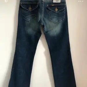Söker dessa Lee jeans i strl 24
