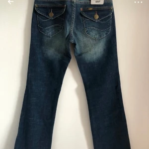 SÖKER! Dessa Lee jeans strl 24 - Söker dessa Lee jeans i strl 24