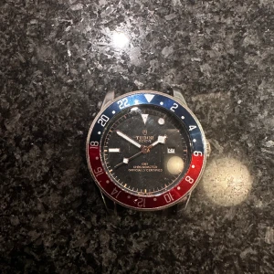 Klocka tudor - Fick den som arv vet inte direkt vad de är men om ni har andra frågor de ba att ställa  Ingen garanti eller ångerrätt 