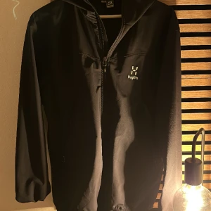 Haglöfs jacka - En nästan helt ny windbreaker från haglöfs.  Storlek L