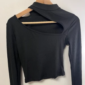 Tröja - Svart topp ifrån shien, aldrig använd då den va för liten, storlek xs.