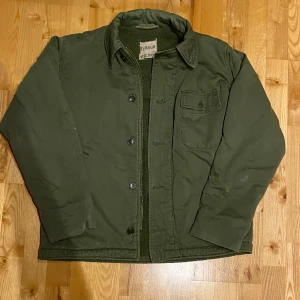 Navy Deck Jacket - Amerikansk Navy Deck Militär Jacka Size L/M Faded grön färg med fleece lining Skriv dm om mått eller andra funderingar