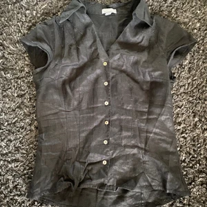 Fitted svart skjort - Den är väldigt rynkig på bilden, mkt finare strykt. Det är linne material.