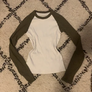 brandy mellvile tröja - en tröja från brandy Melville i fint skick, förutom ett litet igensytt hål (se på bild 2) men syns knappt 💗 I one size men upplever som XS/S