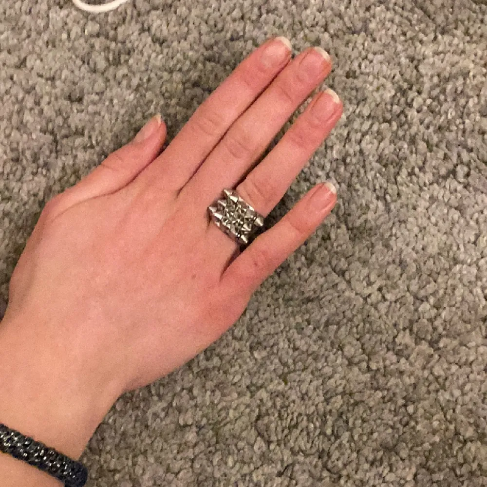 Jag säljer min Edblad ring, då jag inte tycker att jag passar i silver. Säg till om ni vill ha fler bilder. Priset kan diskuteras❤️. Accessoarer.