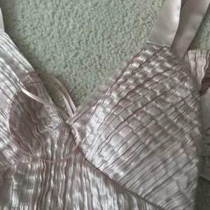 Klänning  - Superfin klänning perfekt till student och bal, aldrig använd bara provad! Finns inte att köpa längre, Nypris 1800