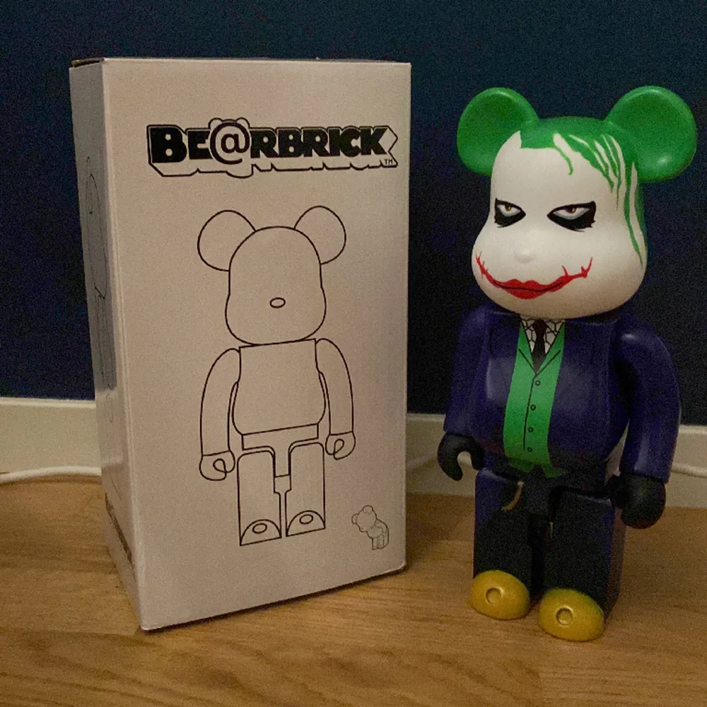 Jag säljer en riktigt fet bearbrick. Storleken är 400%, alltså 28 cm hög. Värdet på den ligger runt 4000 kr men jag vill bli av med den så jag säljer den för 1500. Om du har några frågor så är det bara att skriva till mig. Jag tar också trades. . Övrigt.