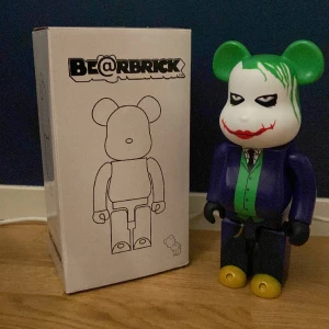 Bearbrick x joker - Jag säljer en riktigt fet bearbrick. Storleken är 400%, alltså 28 cm hög. Värdet på den ligger runt 4000 kr men jag vill bli av med den så jag säljer den för 1500. Om du har några frågor så är det bara att skriva till mig. Jag tar också trades. 