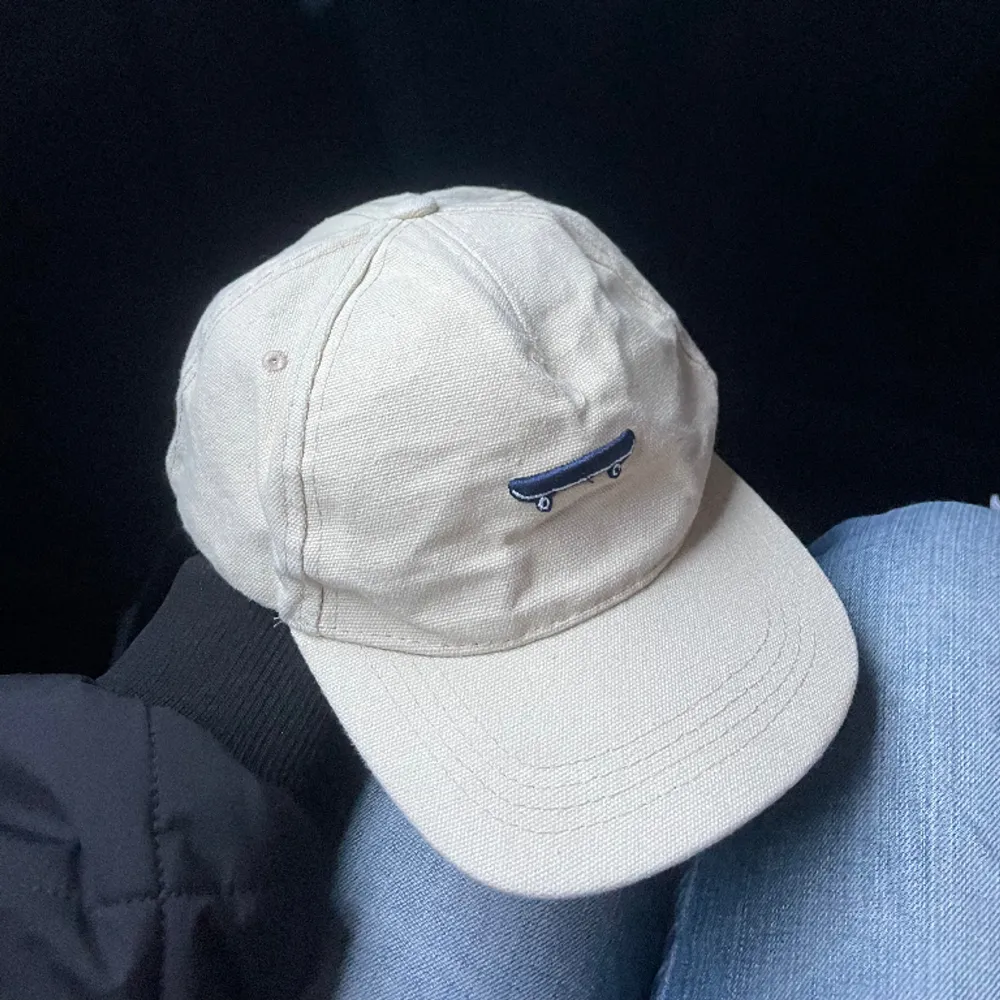 Snygg keps från Myrorna, i jättebra skick!   Pris är inte inklusive frakt, så skriv till mig om du är intresserad så löser vi nåt 😇🧢. Accessoarer.