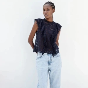 Topp från Zara - Helt ny topp från Zara, helt oanvänd. Säljer pga att den ej passar mig. Köpt för 259kr, storlek S.