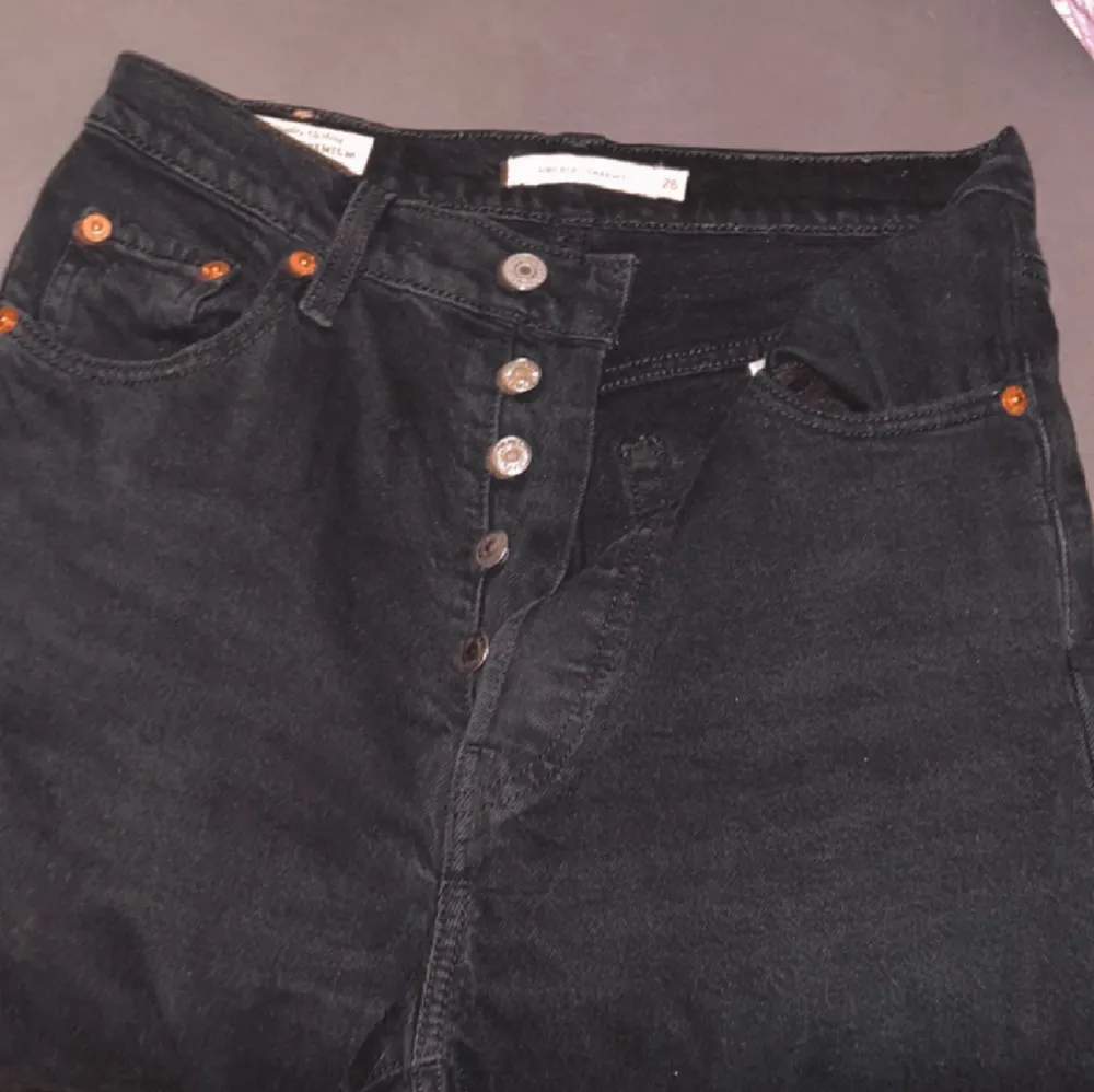 Svarta Levis jeans raka i modellen formar kroppen jättefint! Skriv för mer information (säljer även samma i ljusblåa ). Jeans & Byxor.