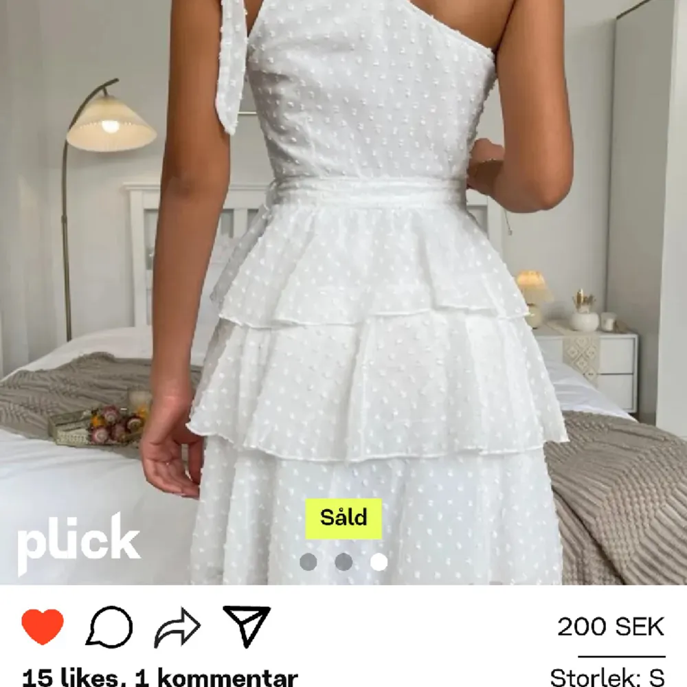 Säljer denna jättefina vita klänning från Nelly. Perfekt klänning nu till studenten:) inga defekter eller synliga tecken på användning. Kontakta gärna mig vid frågor om för fler bilder. Klänningar.
