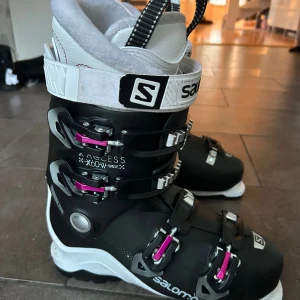 Salomon pjäxor dam - Världens snyggaste pjäxor i nytt skick! Endast använda en säsong! Storlek 26, x60 w-wide