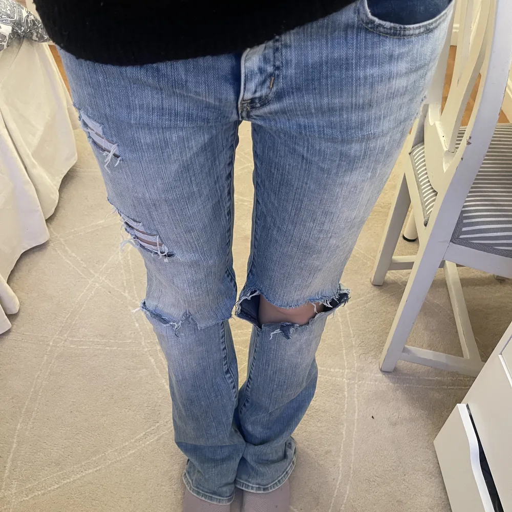 Lågmidjade jeans med egengjorda hål. Köpta för 800kr. Passar både stlorlek 38 och 36. Jeans & Byxor.