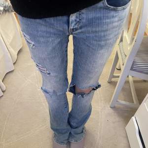 Lågmidjade jeans med egengjorda hål. Köpta för 800kr. Passar både stlorlek 38 och 36
