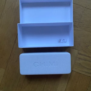 Chimi 04 Dark Grey - Säljer mina chimi 04 i den populära färgen Dark Grey. Glajjorna är i nyskick, då de inte kom till användning för mig. Pris kan diskuteras vid behov.🤙