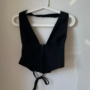 Topp - Jätte snygg svart topp, passar bra till fest men också till vardags om man så vill. Tyvärr för liten för mig. 