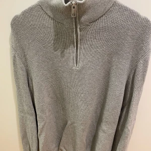 Hm halfzip - En fin halfzip som jag ej använder längre Hör av er vid funderingar! Priset går att diskutera 