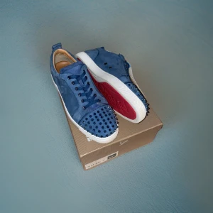 Christian loubotin med spikar  - Säljer nu mina Loubs i bra skick (9/10) säljer ni mina Loubs i bra skick (9/10) använda fåtal gånger. Allt og ingår som syns på andra bilden (två dust bags) endast en liten defekt på skohornet där texten försvunnit lite.