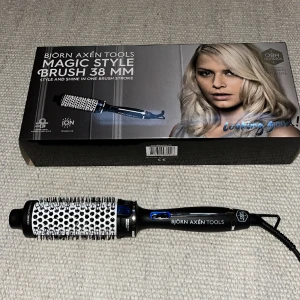 Värmeborste Björn Axén  - Värmeborste från Björn Axén i 38mm . Borsten är knappt använd och i nyskick, har även kvar förpackningen. Nypris 671kr