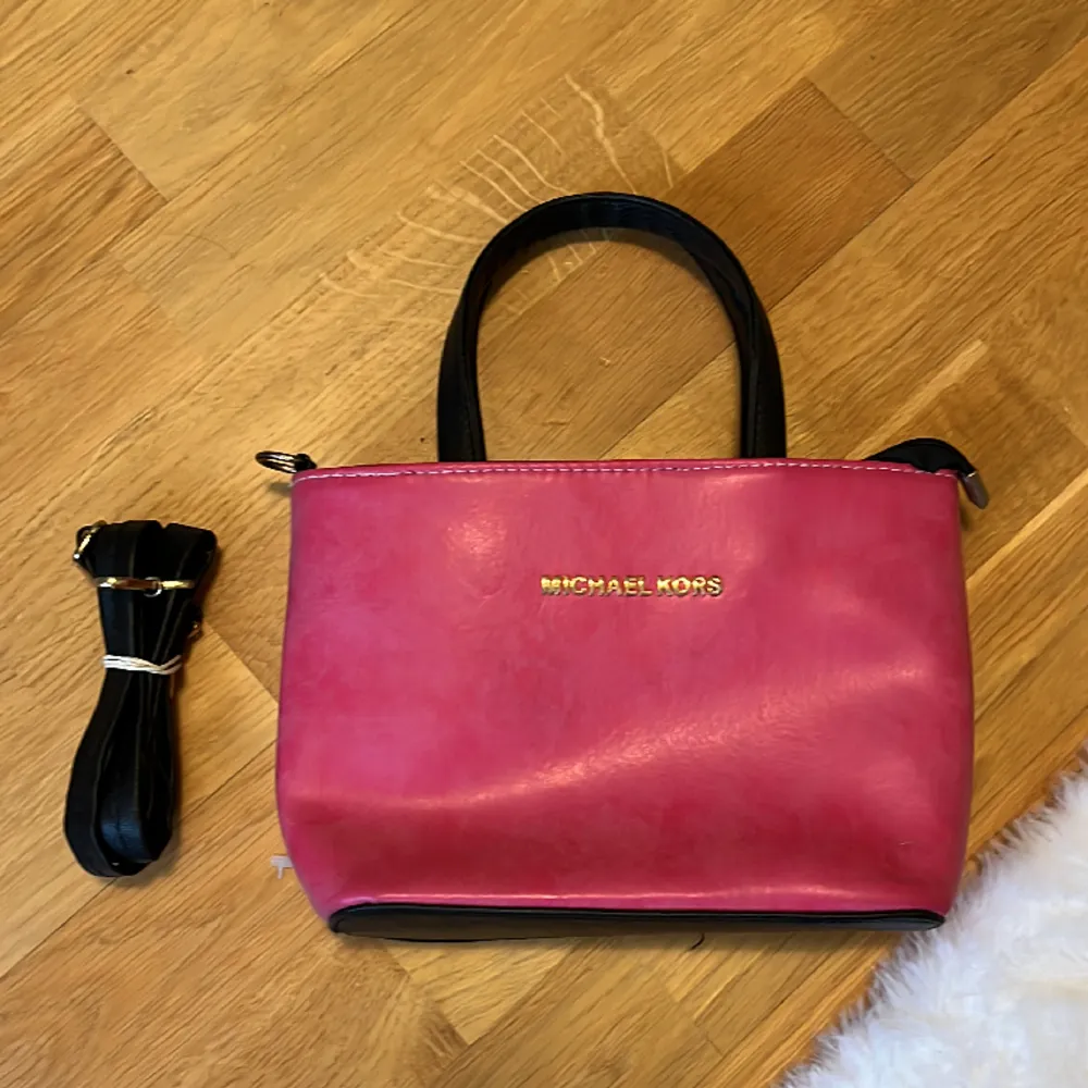 Michael kors väska som är väldigt liten, använd ca 1 gång och väskan kommer med extra band så att man kan ha den som en crossbody väska. Säljer då den inte kommer till användning längre❤️. Väskor.