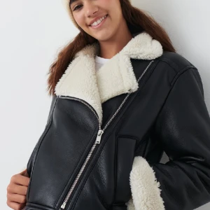 Skinn jacka - Jag säljer min helt nya skinn jacka från Zalando, som jag inte alls använt , den kosta 552kr men säljer för 100kr 