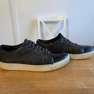 Lanvin skor - Säljer dessa lanvin skor i riktigt bra skick som visas på bilden! Storleken är 45. Kan skicka fler bilder vid intresse👍🏻 kan mötas upp i stockholm så slipper du betala frakt och plicks avgift