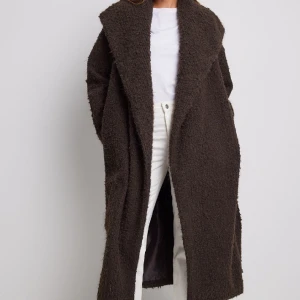 Kappa brun stlr 36 - En helt ny oanvänd brun kappa från  NA-KD. Storlek 36. Stlr 38 kan också ha den beroende på hur man vill att den skall sitta. 