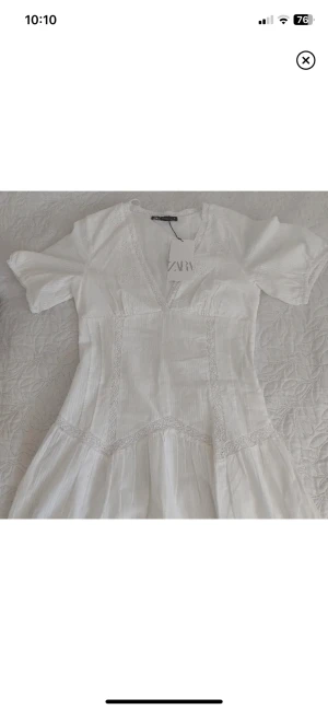 Studentklänning  - Oanvänd studentklänning med lappar kvar. Perfekt till student eller skolavslutning mm. Hör av dig vid frågor.