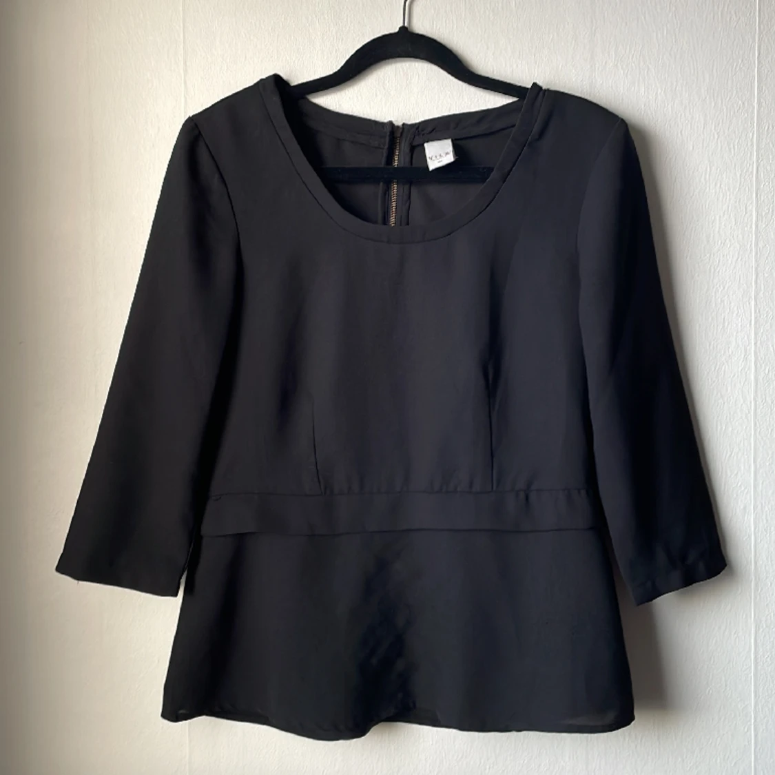 Blus med dragkedja bak