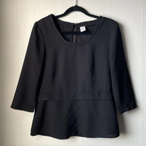 Blus med dragkedja bak - Super fin blus med dragkedja bak. Säljs pga att den inte kommer till användning. Köp direkt för 70kr.💖💖