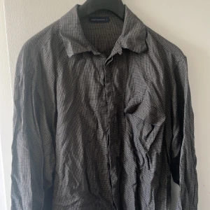 Stilren Skjorta - Snygg skjorta från Spanska designern Adolfo Dominguez. Väldigt bra skick! 