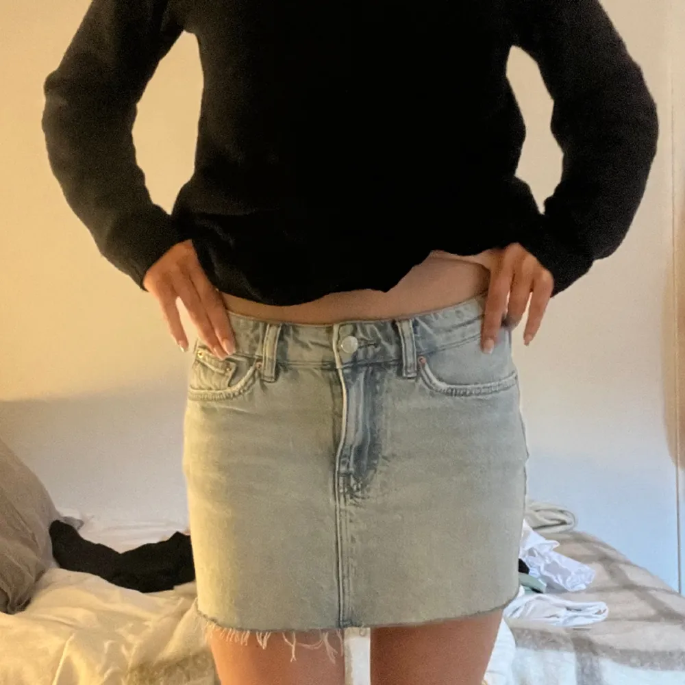 Jätte fin lågmidjad jeans kjol ifrån Gina tricot💕. Kjolar.