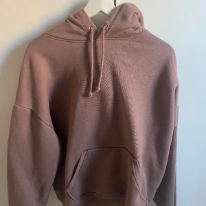 Hoodie  - Mysig hoodie från bikbok. Köparen står för frakt.