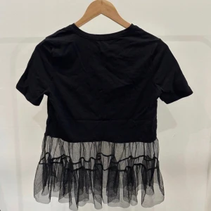 Zara topp - Jätte söt cropad topp med mesh från zara i stolek s.💕