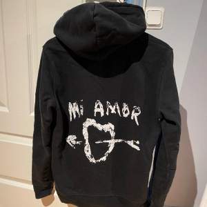 Det är en svart hoddie från Mira Paris och är i storleken S men den sitter som en XS. Hoddien är köpt från zalando och är knappt använd (nyskick) Pris går att diskutera 