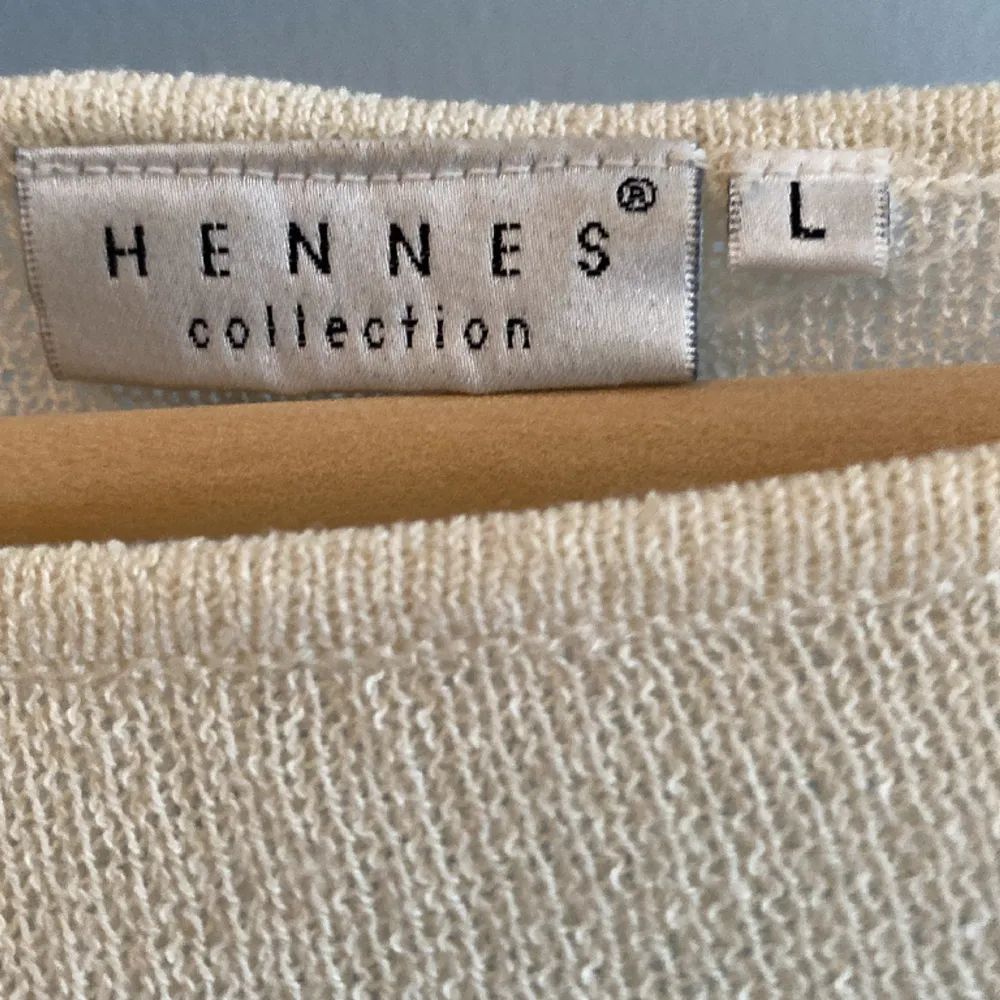 väldigt fin kortärmad tröja från HENNES i strl L. jag har vanligtvis strl S men passar mig väldigt bra. säljer tyvär för den inte används, priset kan diskuteras vid snabbt köp. OBS, frakt ingår ej . Stickat.